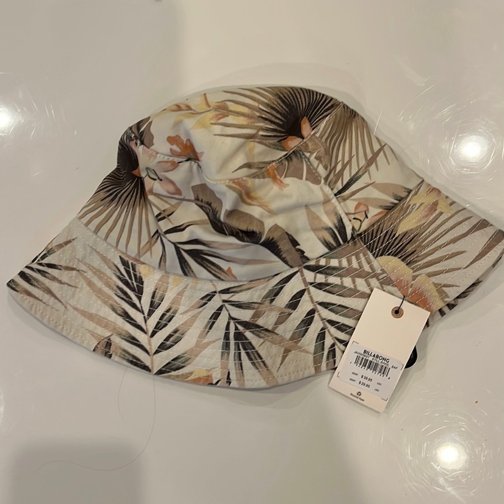 Billabong bucket hat new with tags. Originally paid $30.